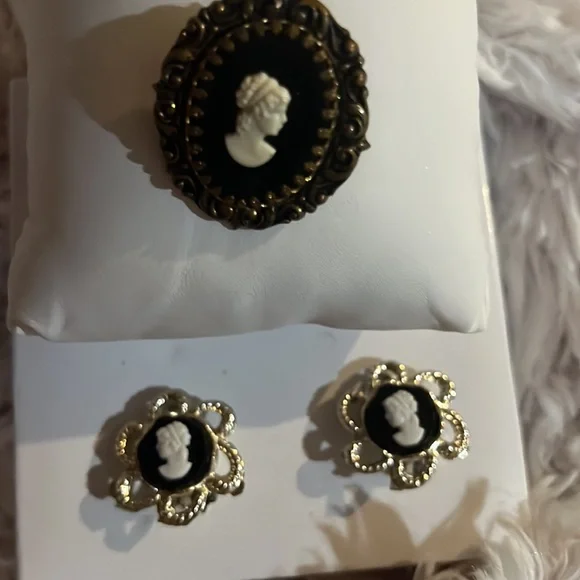 Vintage Victorian Black and White Pin set with matching earrings - Picture 2 of 5